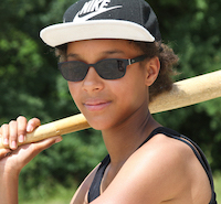 Une fille de 12 ans entrain de jouer au Baseball lors d'un camps de vacances Anglais.