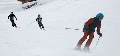 Groupe d'enfant en colonie de vacances sur les pistes de ski à Crest Voland en cours avec l'Ecole de Ski Français.