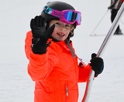 Une enfant de 5 ans en train d'apprendre à faire du ski en colonie de vacances l'hiver dans les Alpes du Sud.