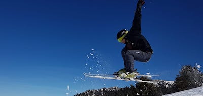 un ado de 15 ans entrain de faire du freestyle en snowboard lors d'une colo dans les Alpes du Nord à Châtel.