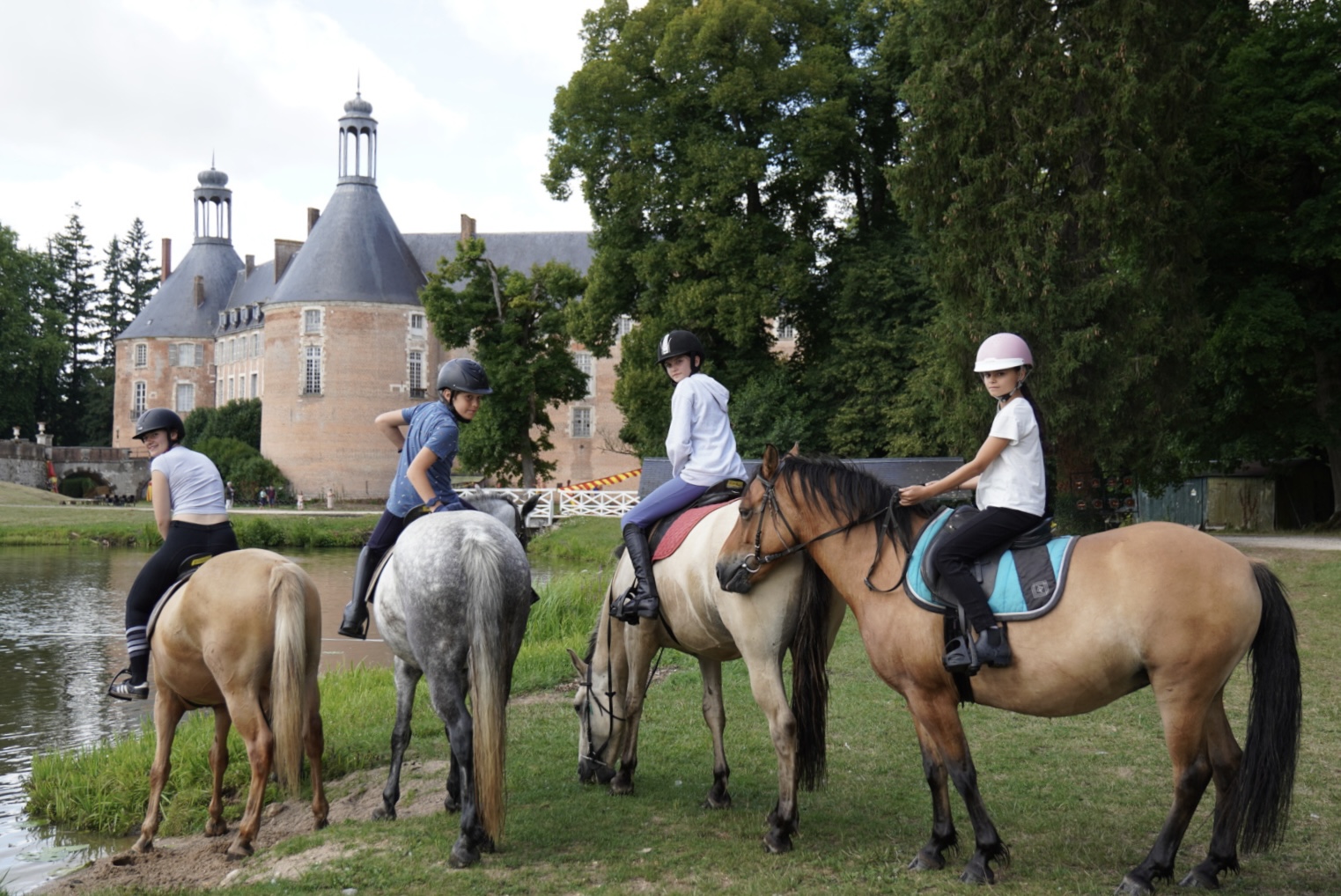 Un groupe d'enfants entrain de faire une activité équitation en colo dans un Château.