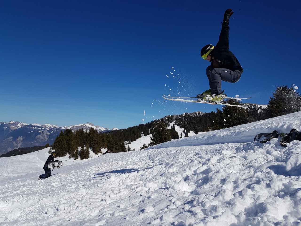 Saut ski pour un ado de 16 ans pendant sa colo d'hiver à Châtel dans les Alpes du Sud