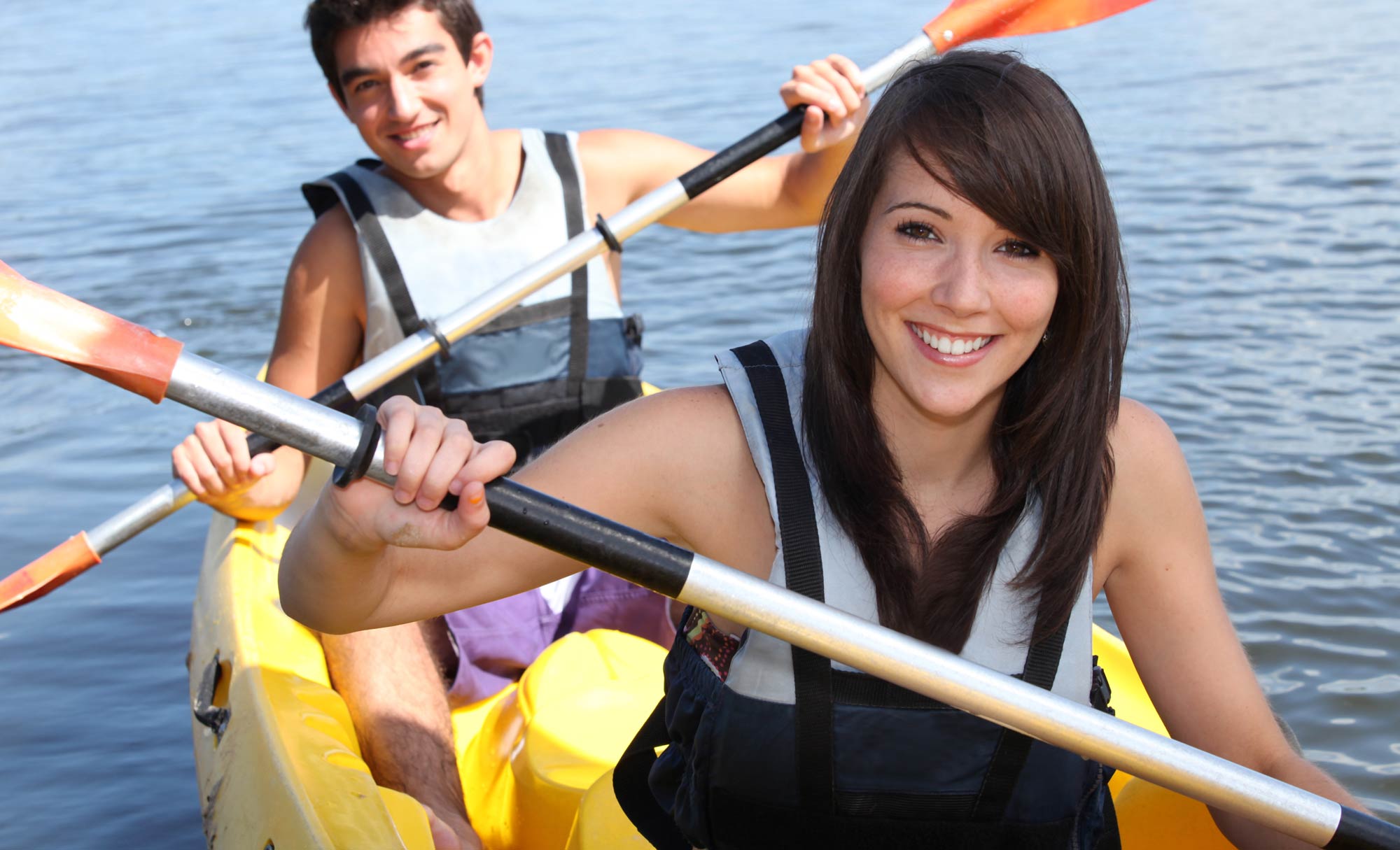 Adolescents en activité canoë lors de leur colo à l'étranger pendant les vacances d'été
