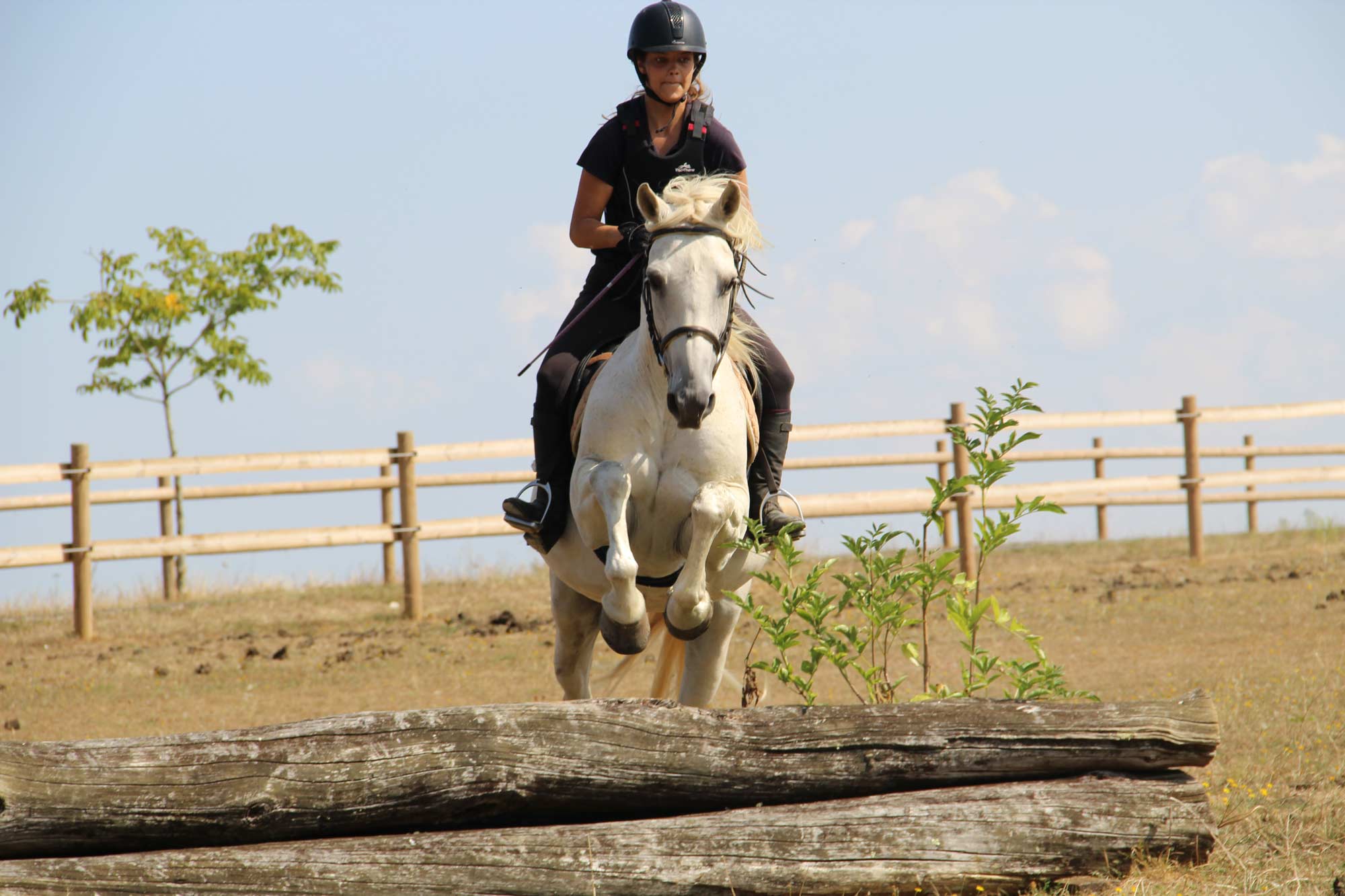 Jeune ado en colo équitation sur un séjour dans un centre équestre en France pendant la saison d'été