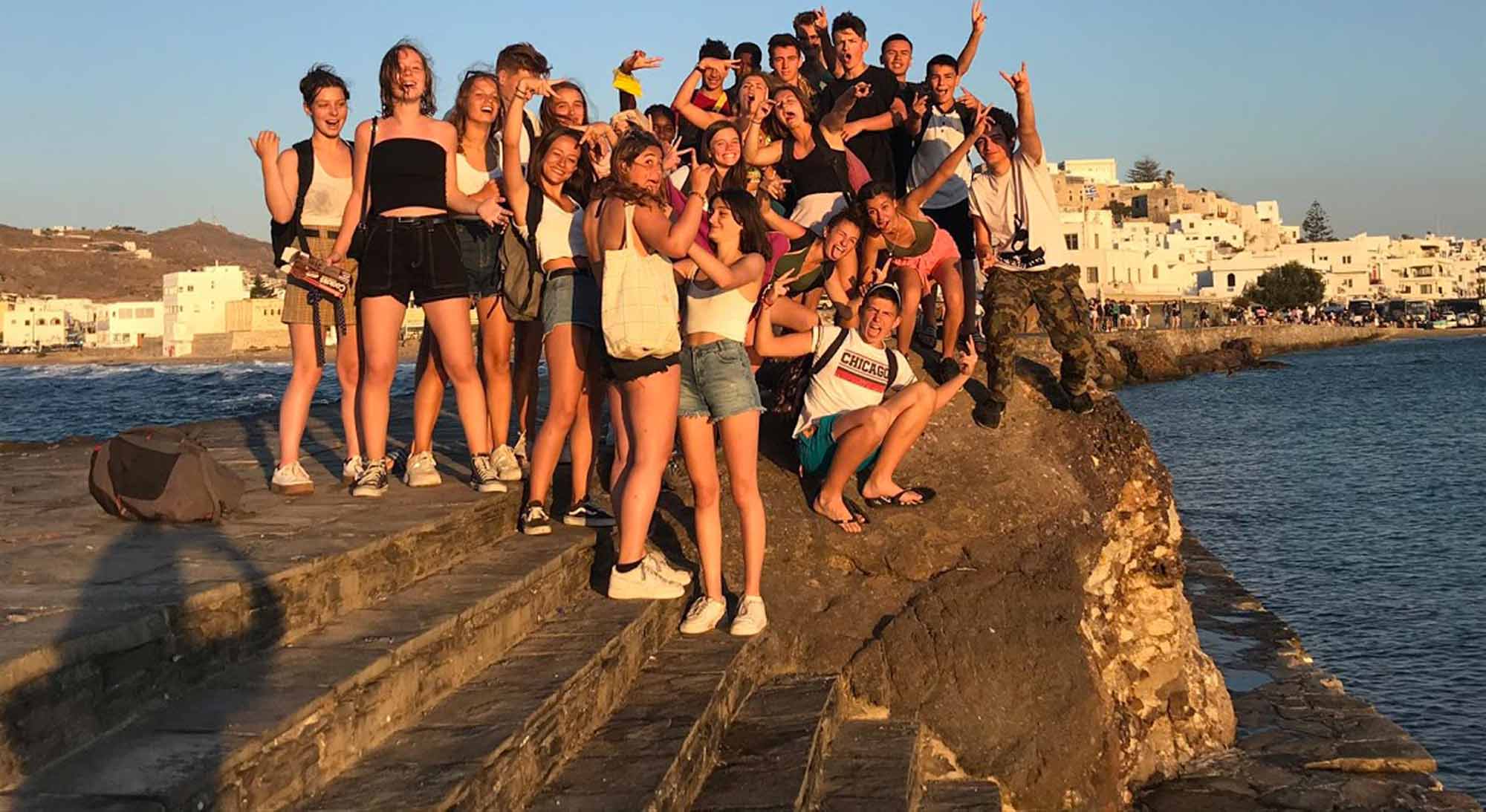 Groupe d'ados de 14 à 17 ans en voyage à l'étranger pendant leur vacances d'été