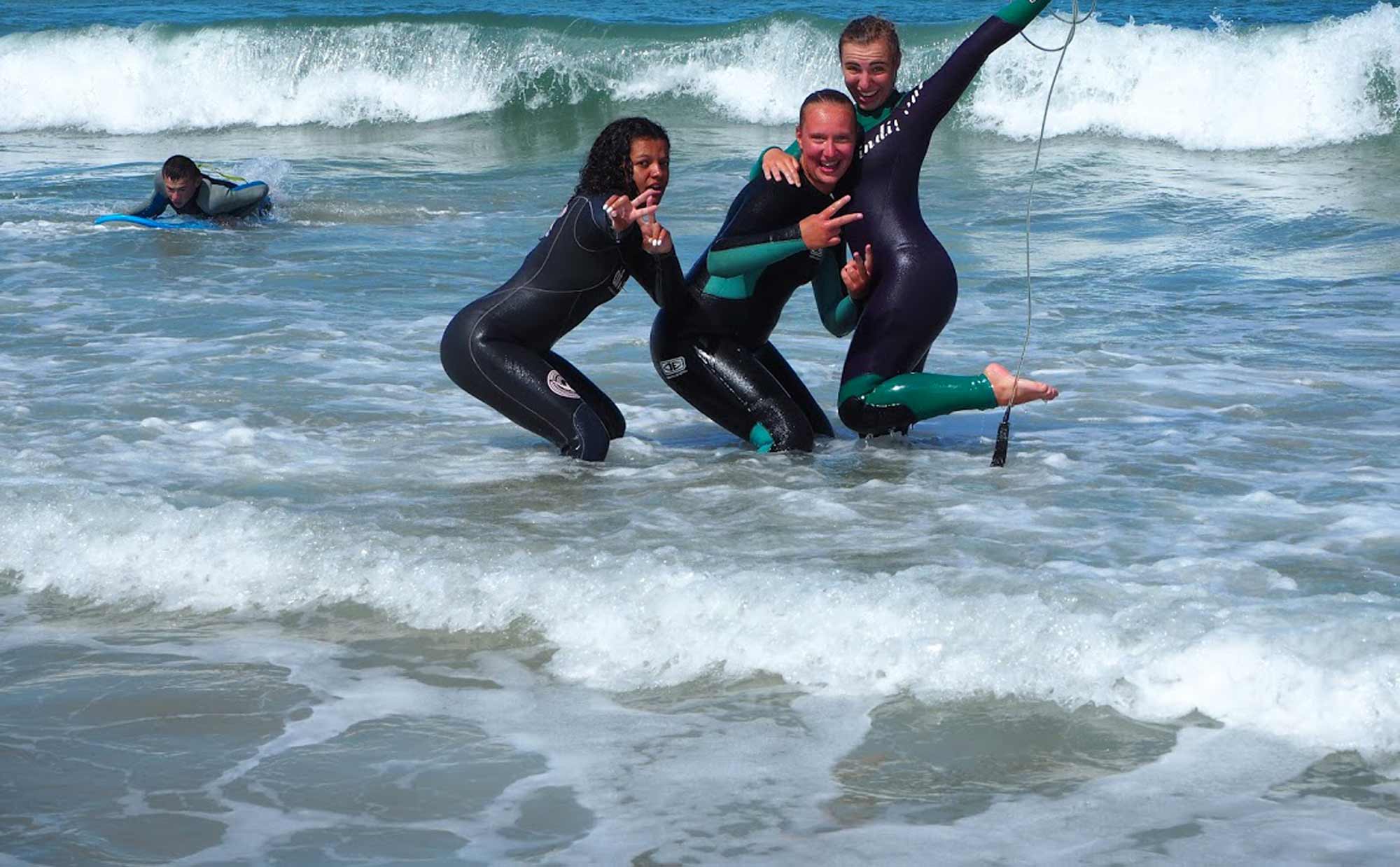 Adolescentes de 12 à 17 ans en séjour à l'étranger pour des vacances remplies d'activités à l'océan et de visite pendant l'été