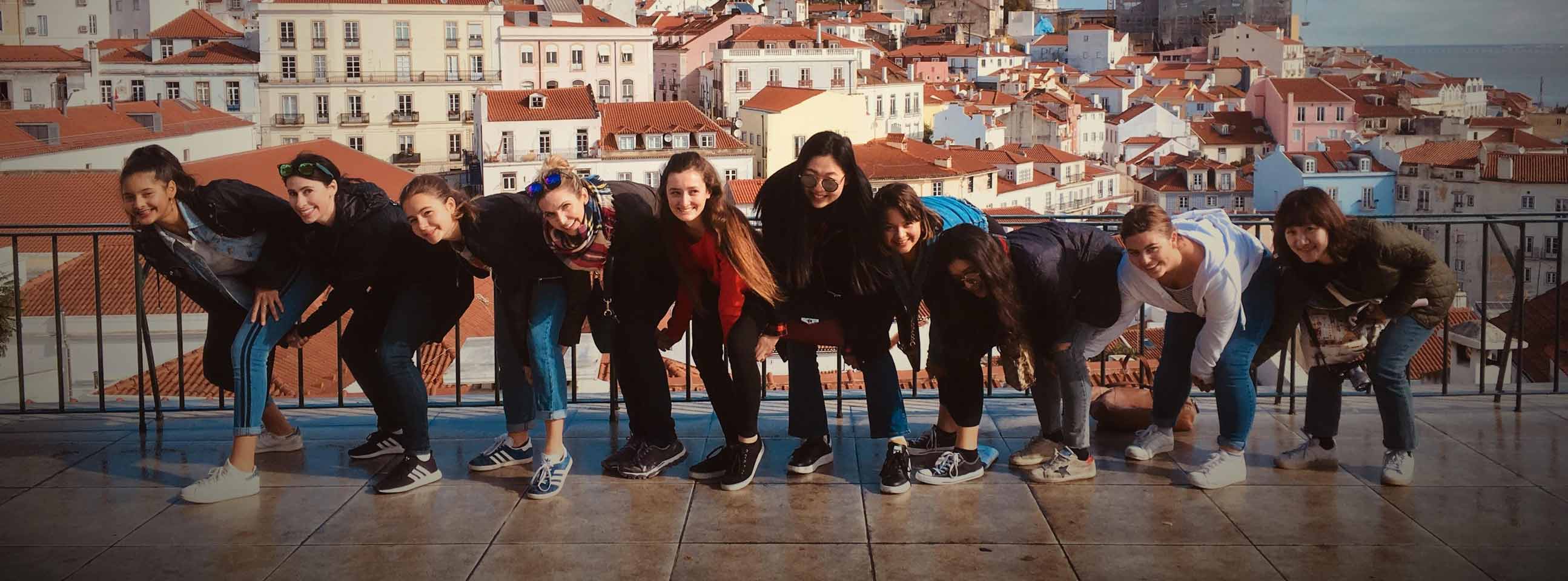 Groupe de jeunes de 12 à 17 ans en voyage en Europe lors de leur séjour de vacances du printemps