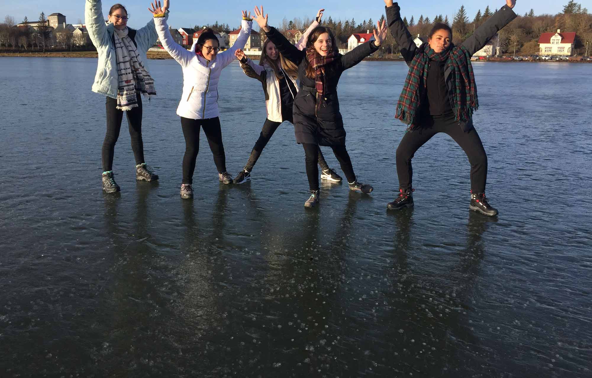 Jeunes en voyage en Islande pour découvrir un nouveau pays lors de leur camp de vacances d'hiver