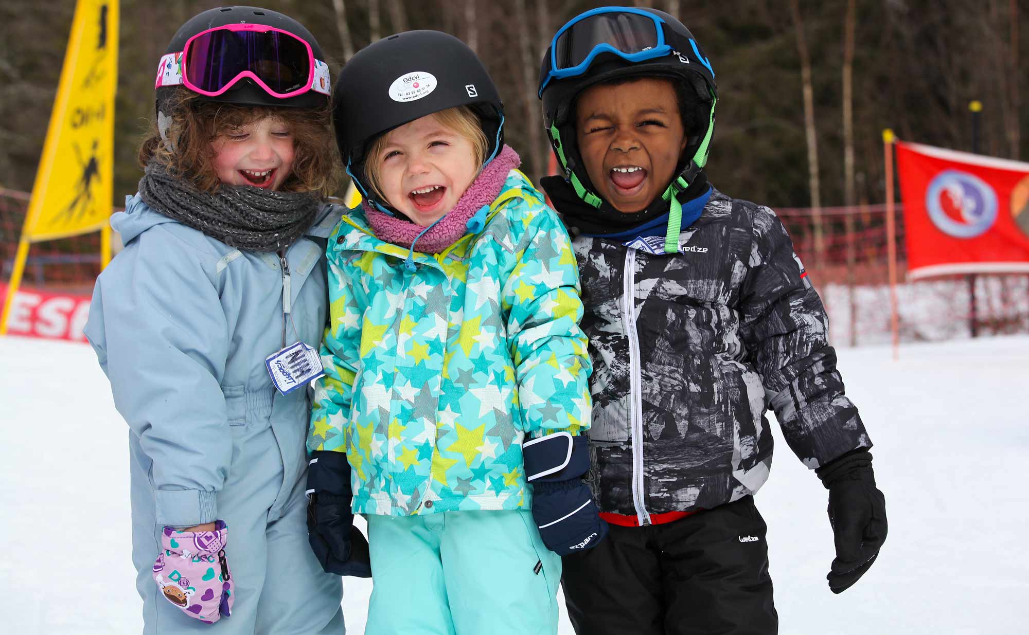 Enfants de 4 à 5 ans en colo à la montagne pour faire plein d'activités dans la neige lors de leur vacances d'hiver en France